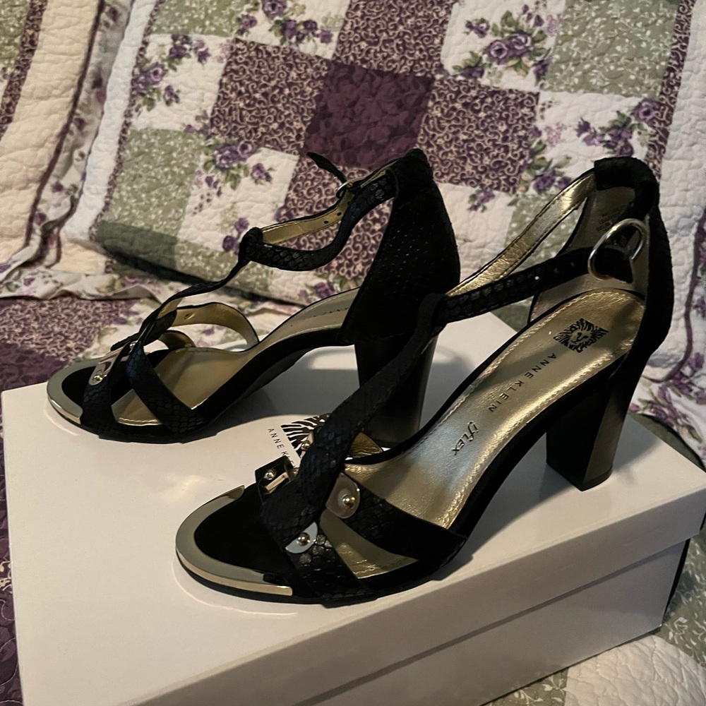 Anne Klein black leather Sandal